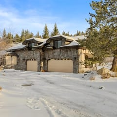 Roaring Lion Luxury Lodge| Lake Views & Hot tub