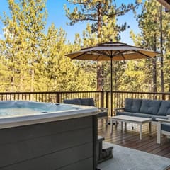 Four Seasons 4 BR Cabin, Views, Games & Hot Tub
