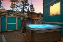 Cozy & New Turquoise Bear cabin w/ Deck & Hot Tub