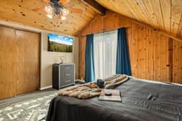 Cozy & New Turquoise Bear cabin w/ Deck & Hot Tub