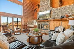 Hawk Ridge Chalet, Hot Tub, Views and Firepit