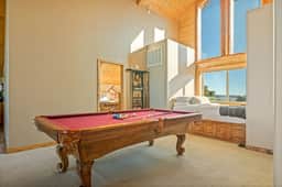 Hawk Ridge Chalet, Hot Tub, Views and Firepit