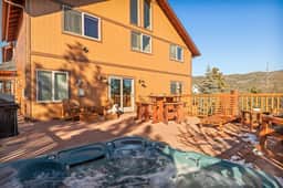 Hawk Ridge Chalet, Hot Tub, Views and Firepit