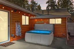 Honeybee Cabin By the Lake, Hot Tub & EV charger