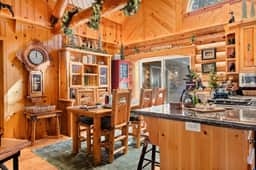 Honeycomb Hideaway| Hot Tub & Sauna, Large Yard