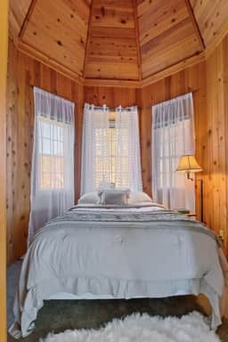 Lakefront Luxury Cabin, Private Dock & Hot Tub