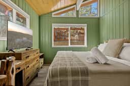Lark Lookout, 2BR Near Slopes & Lake with Hot Tub