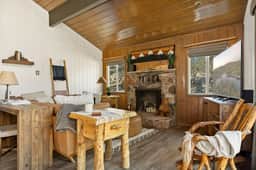 Lark Lookout, 2BR Near Slopes & Lake with Hot Tub