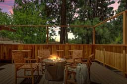 Lawliss Hideout, Steps to Village w/ Hot Tub