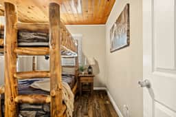 Lawliss Hideout, Steps to Village w/ Hot Tub