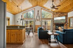 3BR Llama Bear Lodge | Hot Tub, Views & Game Room