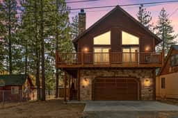 3BR Llama Bear Lodge | Hot Tub, Views & Game Room