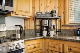 3BR Llama Bear Lodge | Hot Tub, Views & Game Room