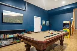 3BR Llama Bear Lodge | Hot Tub, Views & Game Room