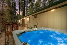Mellow Mountain Hideaway, Hot Tub and Firepit