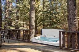 Nest and Needles: Perfect Nature Retreat with Hot Tub