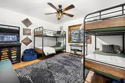 Nest and Needles: Perfect Nature Retreat with Hot Tub