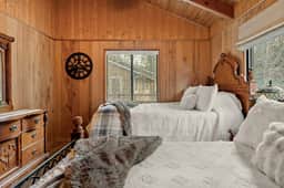 Pinecone Den| Hot Tub Near Slopes in Fox Farm