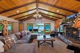 Roaring Lion Luxury Lodge| Lake Views & Hot tub