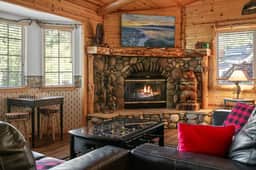 Peaceful Shady Bear, Hot Tub & Wood Fireplace