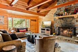 Shasta Pines + Hot Tub + Dog Friendly + EV Plug Provided