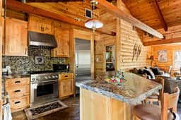 Shasta Pines + Hot Tub + Dog Friendly + EV Plug Provided