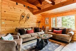 Shasta Pines + Hot Tub + Dog Friendly + EV Plug Provided