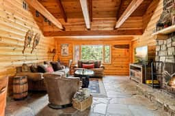 Shasta Pines + Hot Tub + Dog Friendly + EV Plug Provided