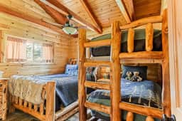 Shasta Pines + Hot Tub + Dog Friendly + EV Plug Provided