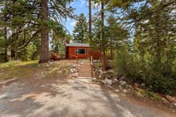 Shasta Pines + Hot Tub + Dog Friendly + EV Plug Provided