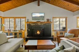 Silver Linings + Hot Tub + Pet Friendly + EV + Moonridge