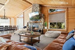 Sky High Ultimate Lodge, Hot Tub & Lake Views