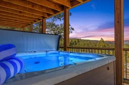 Sky High Ultimate Lodge, Hot Tub & Lake Views