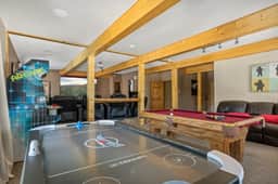 Sky High Ultimate Lodge, Hot Tub & Lake Views