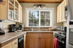 Snuggle Down Cottage, near Village w Mtn Views