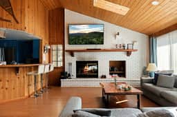 Solstice Shores Chalet, Hot Tub and Lake Views
