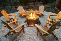 Swiss Bliss, Ideal Location w Hot Tub & BBQ