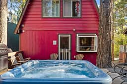 The Lions Den | Hot Tub, BBQ, Games