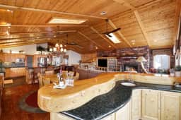 Treetop Oasis, Lux 5BR w Spa, Lake Views, EV & AC