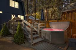 We love dogs! Ice Cold A/C - Hot Tub - Karaoke