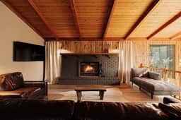 Wildwood Chalet, 5 Mins to Ski Resorts w/Game Room