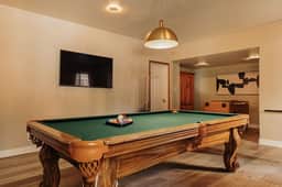 Wildwood Chalet, 5 Mins to Ski Resorts w/Game Room