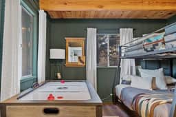 Serene Pines w Hot Tub, BBQ, Pets