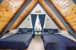 Cozy Bear Cabin, Near Slopes w/ EV charger, Deck