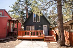 Cozy Bear Cabin, Near Slopes w/ EV charger, Deck