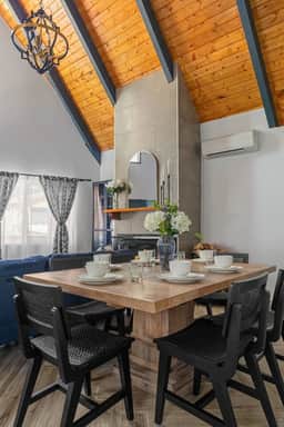 Cozy Bear Cabin, Near Slopes w/ EV charger, Deck