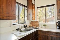 Marin Lodge, Near Slopes w/ Large Backyard, Pets