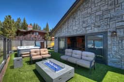 Roaring Lion Luxury Lodge| Lake Views & Hot tub