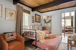 Vintage Mountain Retreat: Trendy Cabin, Loft