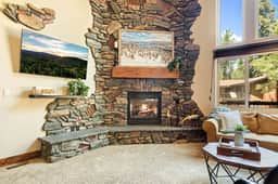 Luna Ridge Chalet mins to Bear Mtn and Hot Tub